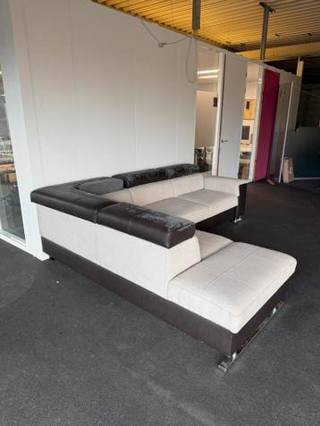 Comfortabele hoekbank met gebruikssporen sofa couch