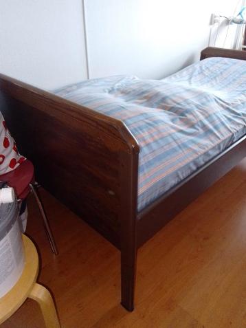 Eikenhouten eenpersoons bed.