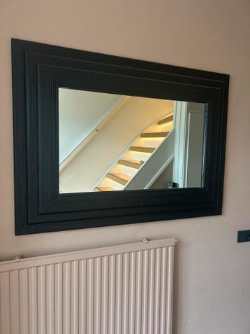 spiegel met zwarte lijst geverfd
