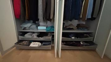 Lichtgrijze kledingkast met melkglas deuren