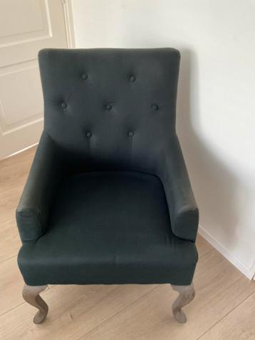 Zwarte stoel met knopen gratis af te halen