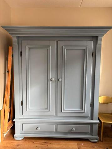 Blauwe kledingkast met spiegel