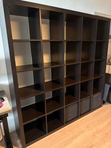 Kallax kast met gebruikersporen en 8 zwarte manden