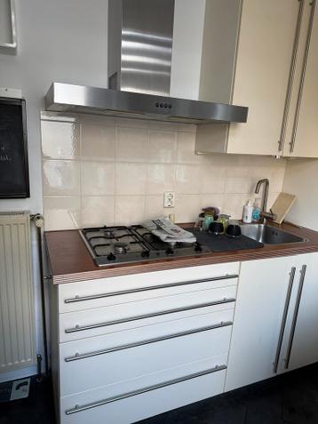 Keuken met koelkast, combimagnetron en gasfornuis