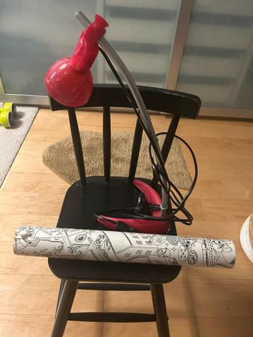 Tekenrol IKEA en roze bureau lamp