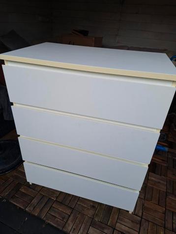 Witte Malm ladekast met 4 laden. Gratis af te halen.