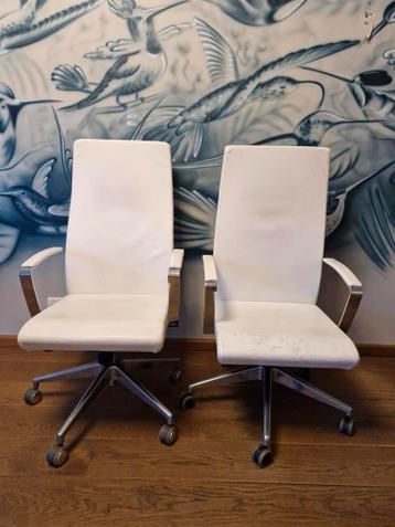 Twee bureaustoelen