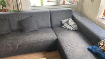 Hoekbank. Niet nieuw, wel comfortabel.