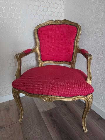 Antieke fauteuil met rode bekleding