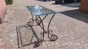 Glazen tafel / sidetable met metalen frame
