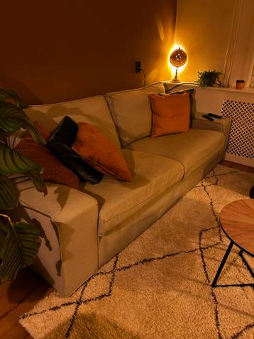 Gratis lichtgrijze bank en hocker (afhalen vrijdag 20/02)