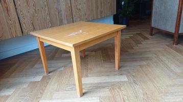 Tafeltje hout sterk. Mag geschilderd worden.