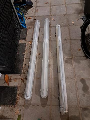 3 TL-bakken met bevestiging en TL-buis