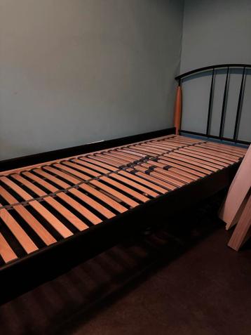 Zwart eenpersoonsbed met electrisch verstelbare bedbodem