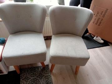 2 stoeltjes en een vloerkleed