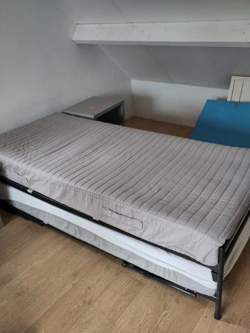 Gratis, bed inclusief twee matrassen.