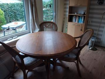 Tafel met 4 stoelen