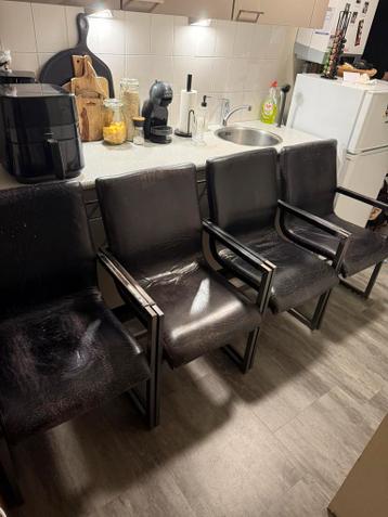 4 zwarte leren stoelen