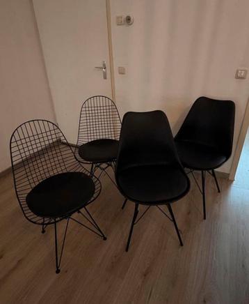 Set van 4 zwarte eetstoelen - GRATİS