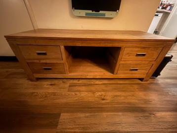 tv meubel met salontafel en eettafel.