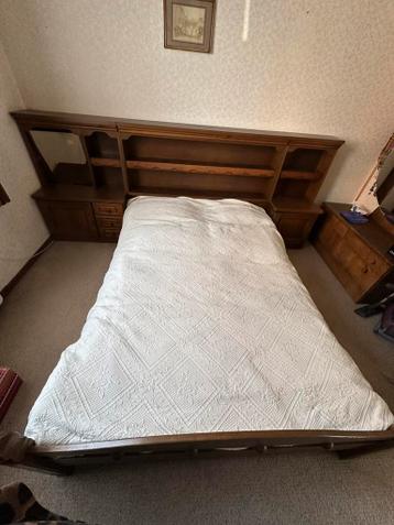 Gratis af te halen donker eikenhouten bed