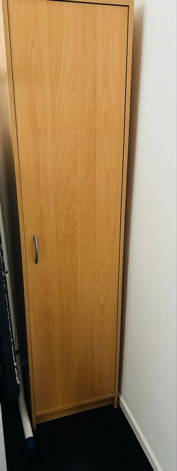 Gratis Houten kast met deur en planken - extra opbergruimte