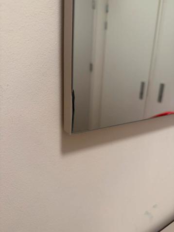 Kleine spiegel met gebroken hoekje - gratis!