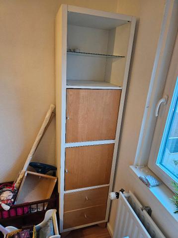 Boeken en cd laden kast