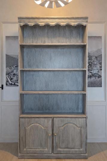 Landelijke boekenkast met whitewash afwerking