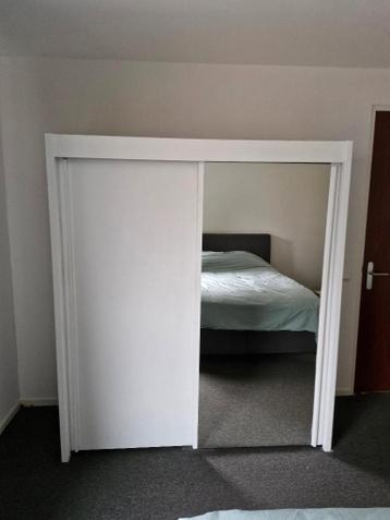 Grote kledingkast met (spiegel)schuifdeur