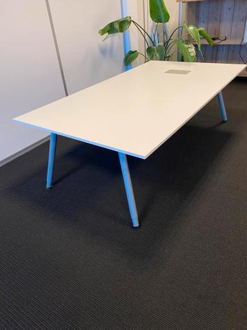 Witte, in hoogte verstelbare vergadertafel 110x195cm