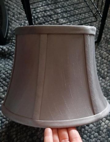 Mooi grijs satijnachtig lampenkapje