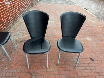 5 Stoelen - Moet Snel Weg!