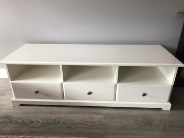 Gratis af te halen TV meubel met 3 vakken en 3 lades.