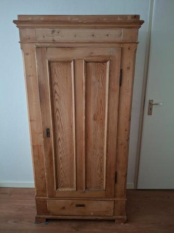 GRATIS grenenhouten kleding hangkast