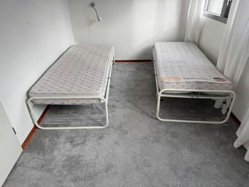 Twee 1-persoons bedden (onderschuif) met spiraal 190*80