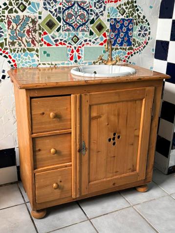 Antiek houten wastafelmeubel met wasbak