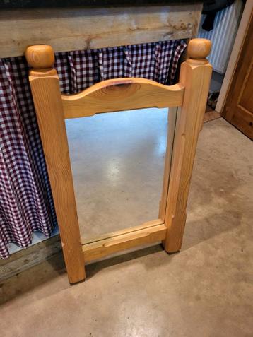 Spiegel met massieve lijst