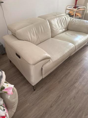 Witte leren hangbank met elektronische snufjes