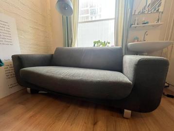 Donkergrijze bank 2 á 2,5 zits