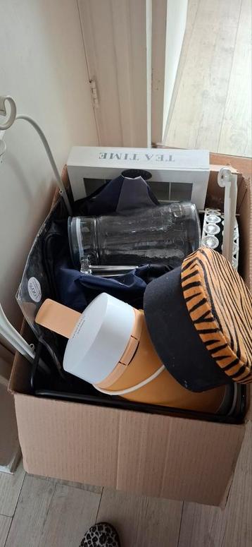 Gratis ophalen: dozen en mandjes met diverse spullen