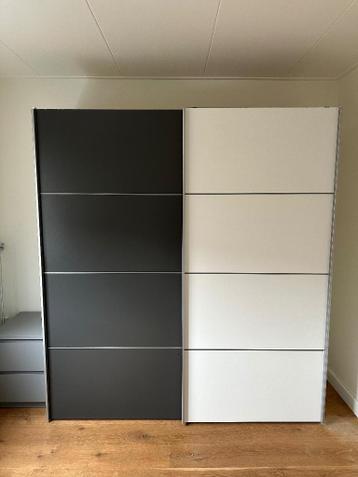 Kledingkast met schuifdeuren