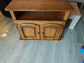 Houten kastje met deurtjes