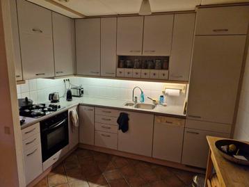 Goed onderhouden gebruikte keuken