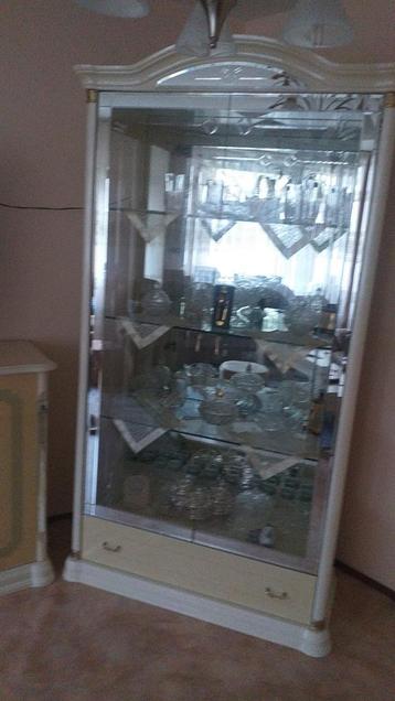 Vitrine-tvkast-bed-klerenkast.