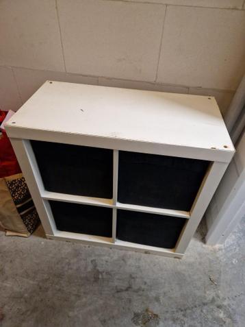 Witte opbergkast met stoffen bakken