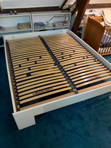 Bed gratis 160 breed  matrassen en lattenbodem