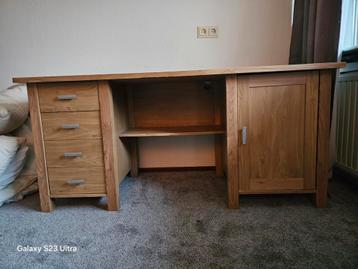 Een gratis bureau, puur grene dus erg zwaar.