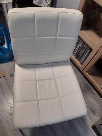 Oude witte stoel , gratis ophalen.