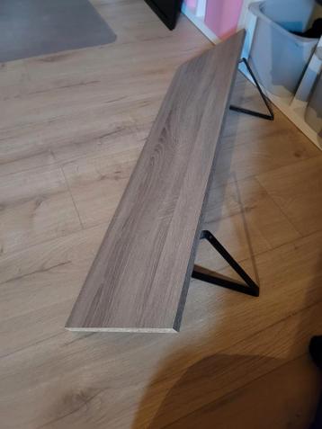 Mooie wandplank met metalen steunen